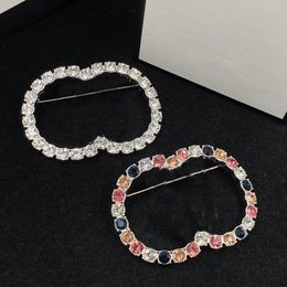 2023 broche de productos nuevos con broche de alta calidad de diamante broche de alta calidad para mujer accesorios de moda salvaje suministro
