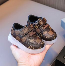 2023 Nouveaux chaussures de bébé en cuir PU Soft Sole Préwalker NOUVEAU NOUVEAU FREEMBRES CRIB CRIGLES GARMES BARCHES Classic Baffalo Plaid Vintage Sneaker Shoes Trainer T21S3P5