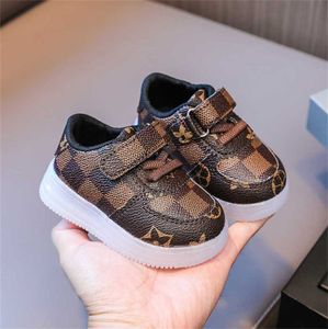 2023 Nuevos zapatos para bebés de cuero PU Prewalker Prewalker recién nacido First Walkers Crib Niñas Biños Sneakers Baffalo Baffalo Plaid Vintage Sweaker Shoes Trainer T21S3P5