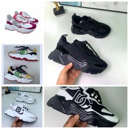 2023 Nouvelle qualité de luxe designer chaussures décontractées pour hommes et femmes baskets plates blanc noir triple rose jogging chaussures de marche