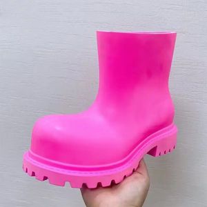 2023 Nieuwe regenlaarzen vrouwen rubber waterdichte landingsbaan regenschoenen ronde teen slip-on short laarzen vrouwen snoepkleur flat regen laarzen vrouw Paris Paris