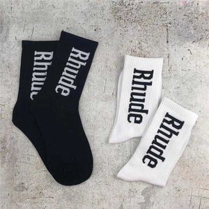 2023 New RHUDE Chaussettes hommes et femmes street tide marque hip-hop noir et blanc simple tendance chaussettes en coton