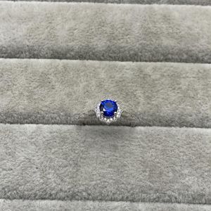 2023 Nuevo S925 Silver Deluxe Oval Blue Pagoda Stone Set Anillo de diamante Elegante personalidad Anillo de bodas Anillo de mujer