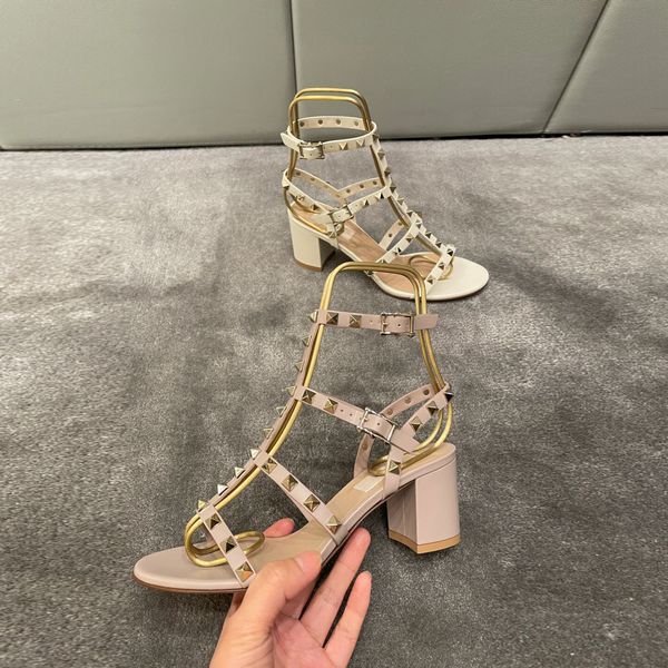 2023 nouvelle chaussure femme designer rivet haut talon de luxe en cuir Strappy pantoufle sandales glisser lettre talons sexy épais épais en cuir à bout ouvert fête de mariage avec boîte
