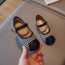 2023 Nieuwe eenvoudige meisjes Mary Janes voor feest trouwshows pu zachte prinsesschoenen kinderen veelzijdige kinderen mode houndstooth schoen L2405 l2405