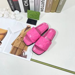 2023 NIEUWE SLIPPERS SANDALS SLIPPEN DIKKE ZOEL ANTI-SLIP Soft Sole Fashion Slippers Beach Fashion Week Nieuw Catwalk Model hetzelfde model Little Red Book Aangebrogen