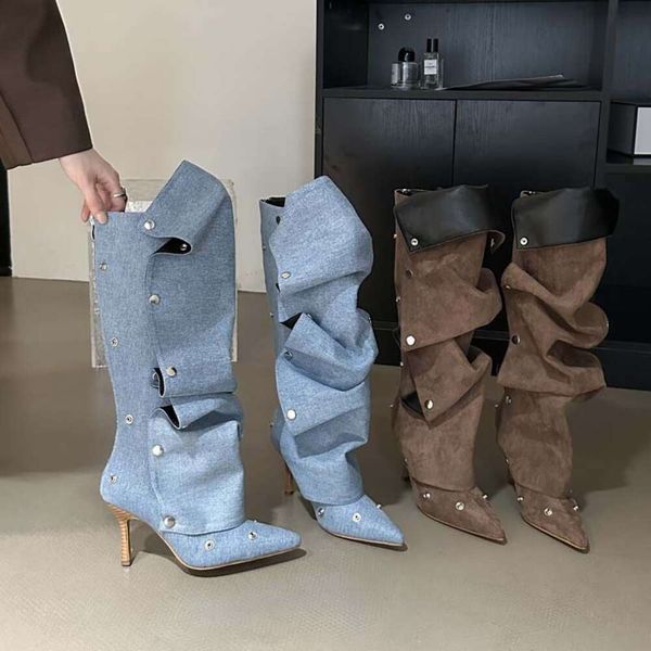 2023 Nouvelles bottes de pipe à fumée pointues à bouton Spicy Girl avec des talons fins Bottes longues et minces Longueur au genou Bottes de mode à la mode et personnalisées