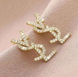 2023 Nouveau Stud 18K Plaqué Or Cristal Autrichien Lettre Boucles D'oreilles Pour Femmes Européens Et Américains Populaire Simple Designer Mariage Mariée Bijoux Cadeau