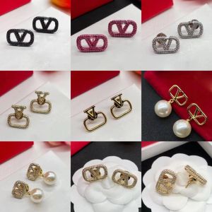 2024 Nueva joyería nuevos aretes para mujeres temperamento simple europeo y americano pendientes pequeños con letras de diamantes y perlas regalo de cumpleaños regalo de aniversario de boda