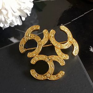 2023 Nouveau style Designer Marque Lettre Broches Plaqué Or Argent Plaqué Cuivre Matériel Robe Costume Épingles Géométrie Incrusté Cristal Perle Femmes Bijoux De Fête De Mariage