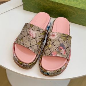 2023 Nieuwe stijl Slippers Sandaal Sliders dikke bodem antislip zachte bodem mode G huis slipper vrouwen dragen strand Hak Hoogte 55mm Canvas Terug Sandalen