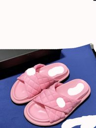 2023 NOUVEAU style pantoufles sandales en cuir verni Flatbott Beach Pantoufles de luxe Designer Pantoufles Modèle classique Modèle Couples Hauteur Couleurs Livraison gratuite