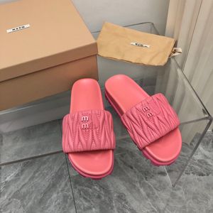 2023 nouveau style femmes mode plage pantoufles en cuir véritable dames tongs sandales noir haute qualité été extérieur pantoufles doux en peau de mouton sandales avec boîte