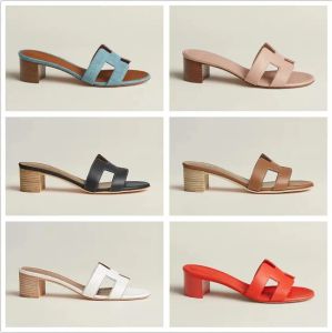 2023 Nouveaux styles de sandales à talons épais pour femmes Pantoufles en cuir véritable Chaussures classiques d'été Mode Plage Jelly Girls Pantoufles 35-42