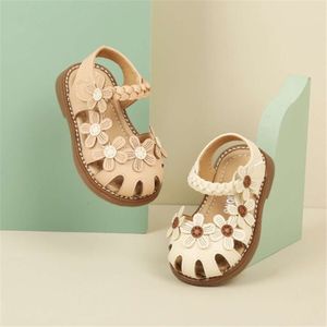2023 Nouvelles chaussures de bébé d'été pour les filles mignonnes coupées de fleurs princesse infantile fermée à bout de mode pour enfants sandales l2405