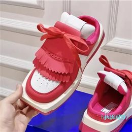 2023-Nouvelle semelle épaisse polyvalente et populaire en cuir véritable canard mandarin petites chaussures blanches à tête carrée chaussures de planche décontractées chaussure pour femmes de mode