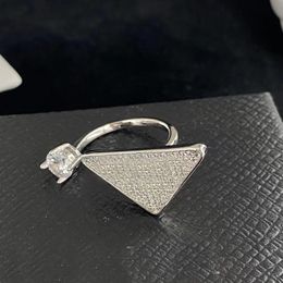 2023 nuevo anillo abierto triangular anillos de diseñador de marca de moda regalos de mujer joyería de boda tres colores disponibles de alta calidad