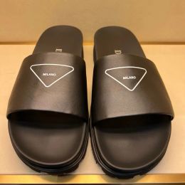 2023 Nuevo triángulo Sandalia de goma Vestido deportivo Verano Diseñador Sandales Flat Slipper Mujer Zapato al aire libre Playa Hombres Zapatillas Flip Flops Diapositivas de viaje de moda baja