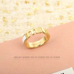 2023 nuevo anillo de esmalte blanco letra femenina Miu anillo chapado en oro de latón estilo princesa celebridad