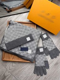 2023 Nieuwe Winter Wol Warme Sjaal Muts Handschoen Set Luxe Mode Casual Heren En Dames Plaid Merk Klassieke Letter Gebreide Muts Grote Hals Handschoen