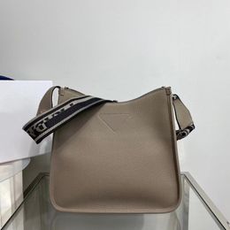 2023 Nouveau sac à bandoulière pour femme Sac à bandoulière de qualité personnalisée haut de gamme avec sangle imprimée micro-étiquette réglable amovible Grande capacité haute couture 1BC073