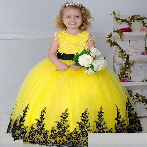 2023 nuevos vestidos de niña de flores de encaje de tul amarillo para boda cuello redondo sin mangas negro apliques fajín lazo vestidos largos de desfile para niñas