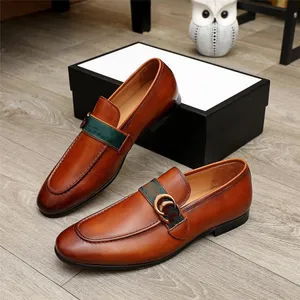 2023 Nouvelles chaussures en cuir verni de qualité pour hommes Chaussures de mariage noires et brunes Taille 38-46 Chaussures habillées en cuir souple pour hommes en cuir noir