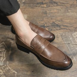 ¡Novedad de 2023! Zapatos de cuero sin cordones para hombre, zapatos de conducción antideslizantes suaves, mocasines de primavera para hombre, zapatos de vestir planos sociales, zapatos formales