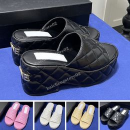 2023 Nieuws Women Slides Classic Slippers Channel Slides Lambskskin Blue Home Casual Sandals Zomerontwerper Luxe mode Ladies Beach buitenshuis Slowing Root B2