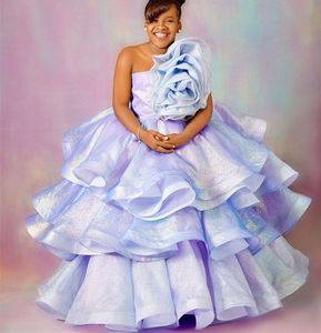 2023 une épaule fleur fille robes robe de bal Organza niveaux Tutu Lilttle enfants anniversaire Pageant robes de mariée ZJ5163