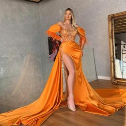 2023 Robes de soirée de sirène orange manches longues bateau hors épaule plume satin longueur de plancher fente latérale perlée appliques paillettes robe de bal robes festa