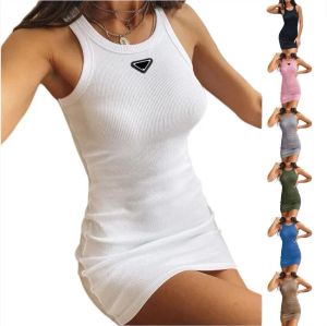 2023 P-ra Vestido casual para mujer Moda de verano Diseñador explosivo Marca Vestido superior para mujer Vestido de punto de algodón sin mangas Sólido Vestido sexy Mini falda ajustada elástica