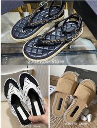 2023 Paris Designer de luxe Sandales pour femmes Canal Chaîne en métal Décoration Casual Chaussures plates pour femmes Summer Beach Pantoufles pour femmes Pantoufles à chevrons Chaussures de marque c