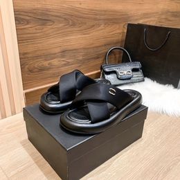 2024 Paris hommes femmes Sandale d'été C chaussures de luxe Designer Flip Flops Brands LETTER GOLINE CUIR PLACE FLAT PLANS CONCUTHER