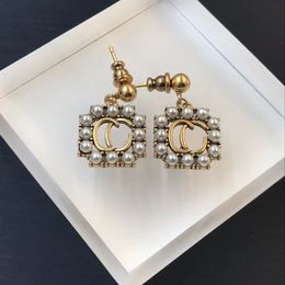 2023 boucles d'oreilles pendantes longues en perles de style classique. Boucles d'oreilles de créateurs de luxe de marque de mode pour femmes. Bijoux de créateur de haute qualité pour fête de mariage avec boîte avec timbres