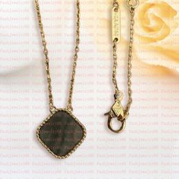 2023 Colliers pendentif pour femmes élégant 4/quatre feuilles trèfle médaillon collier de haute qualité chaînes ras du cou bijoux de créateur plaqué or 18 carats cadeau pour filles