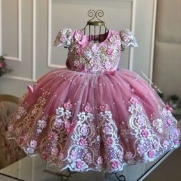 2023 Pink Flower Girls Vestidos para bodas Sleeeves cortas de encaje de satén Apliques Beads Flores Flores Niños Fiesta Comunión Vestido de pelota Atrás con piso de arco