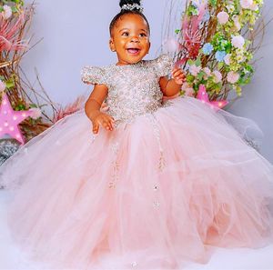 2023 Rose Fleur Filles Robes Pour Mariage Manches Courtes Belle Tulle Argent Cristal Perles Puffy Enfants Enfants Fête Communion Robes Robe De Bal Dos Ouvert Avec Arc