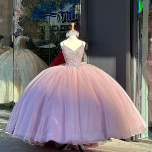 2023 Rose De Luxe Quinceanera Robes Robe De Bal Bretelles Spaghetti Cristal Perles Paillettes Dentelle Arc Plus La Taille Doux 16 Corset Retour Formelle Fête De Bal Robes De Soirée