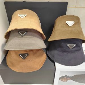 2023 PRAD Brand de mode Designer Bucket Bucket Bucket Men and Women Automne Spring Plux Couleur solide qualité Denim Metal Triangle Hat Womens Fisherman Hat