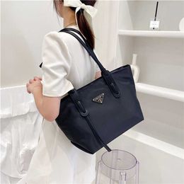 2023 Sacs à main Clearance Outlet Vente en ligne Nouveau triangle classique toile polyvalente une épaule grande capacité fourre-tout shopping sac portable en nylon