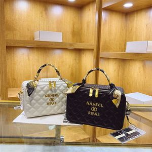 2023 Sacs à main Liquidation Outlet Vente en ligne Ougeya femmes automne et hiver nouveau style épaule messager losange fil brodé petit sac écharpe carrée