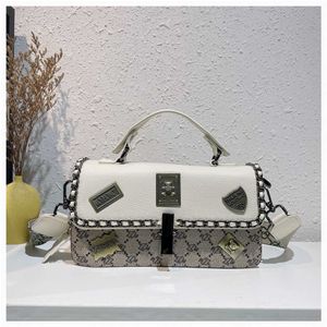 2023 Monederos Liquidación Outlet Venta en línea Cadena de metal negro Mujer Mucho bolso de capa intermedia Messenger Bolsa cuadrada de desplazamiento para mujeres con dos correas para el hombro