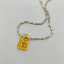 Pendiente de gota con dije de calidad 2023 con diseño en forma de botella de color amarillo en collar con colgante plateado con sello de caja PS7070B
