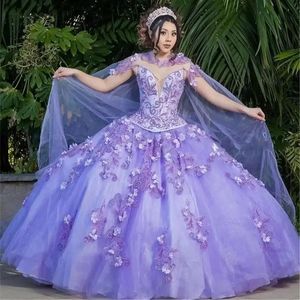 2023 Vestidos de fiesta de quinceañera Apliques de encaje de cuello alto de color púrpura claro Cuentas de cristal con flores hechas a mano Vestidos de noche de fiesta de talla grande con capa