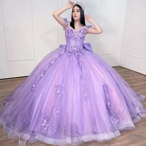 2023 Quinceanera baljurk jurken Lilac Off Shoulder Lace Appliques Crystal kralen 3D Bloembloemen vloer lengte plus maat prom avondjurken met boog