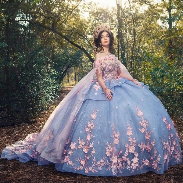 2023 Quinceanera Robes Bleu Ciel Hors Épaule Manches Longues Rose Dentelle Applique Perles De Cristal Fleurs À Niveaux Sweet 16 Robe De Soirée Robes De 15 Robes De Soirée De Bal