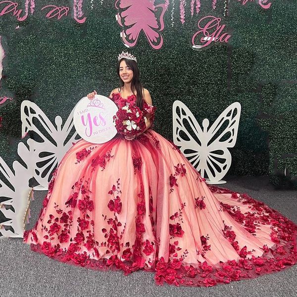 2024 Flores rojas en 3D con cuentas Vestidos de quinceañera Fuera del hombro Apliques Cristal brillante Dulce 16 Vestidos de fiesta de graduación Vestidos de lujo