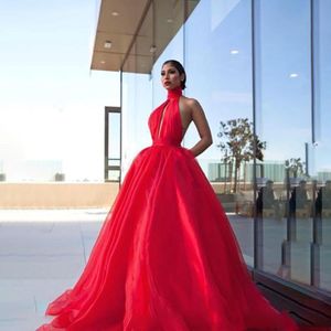 2023 Rode avondjurken Dragen Halter Organza Ball Jurk Keyhole Celebrity -jurken Ruches Arabische Dubai Females Robe de Soiree Backless Slee 231r