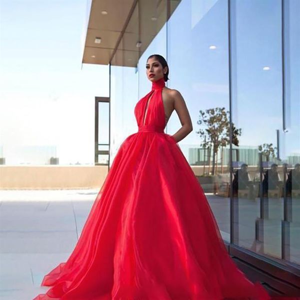 2023 Vestidos de noche rojos Usar Halter Organza Vata de baile Beathyole Celebridades Vestidos Ruchados Dubai Females Robe de Soiree Backless275p